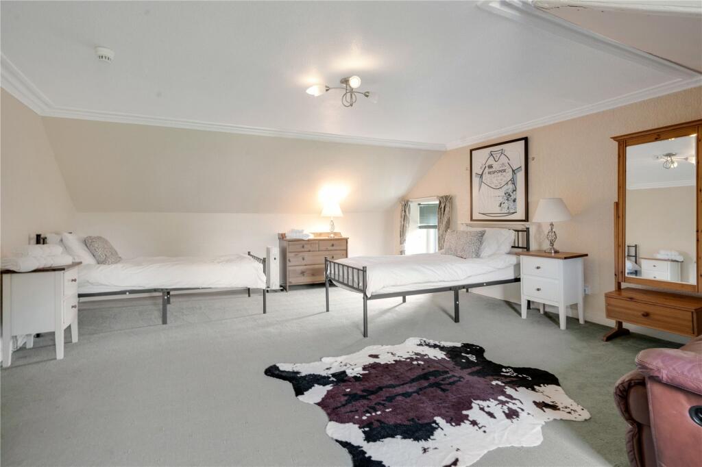 8 bed Detached