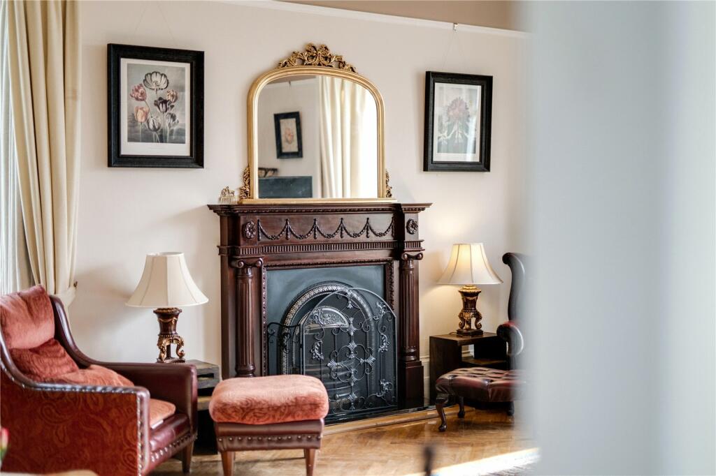 8 bed Detached