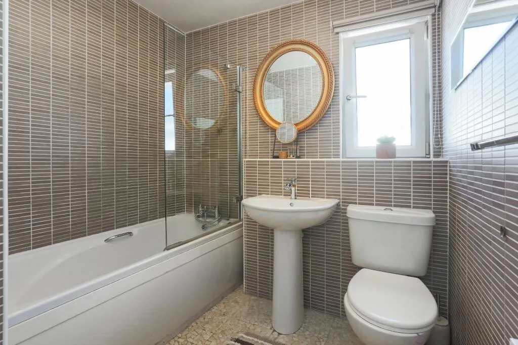 4 bed Detached