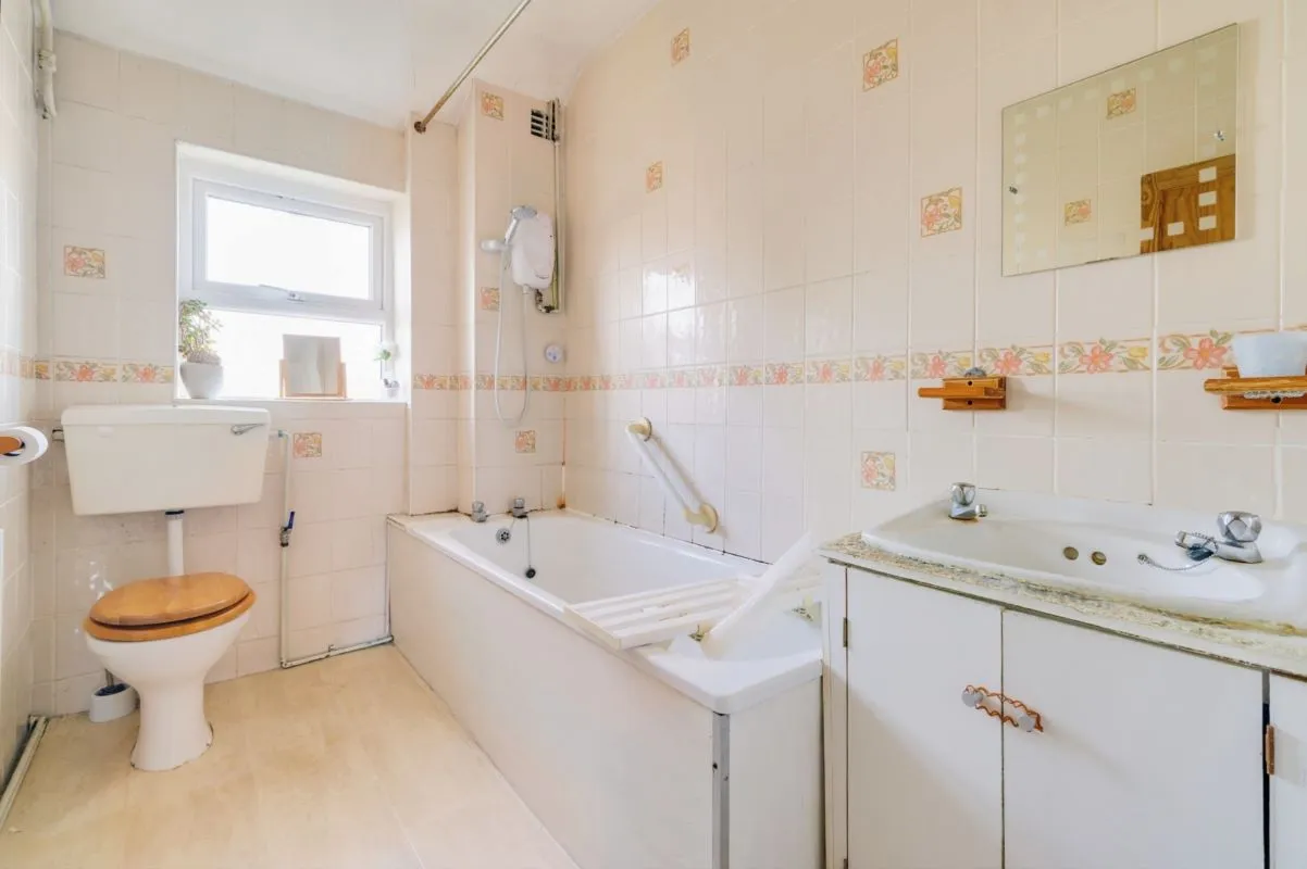 Blakenham Road, London, SW17 8NB - The free online property sales service.