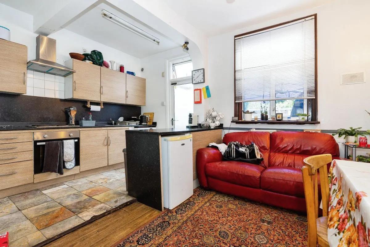 Cassiobury Road, London, E17 7JD - The free online property sales service.