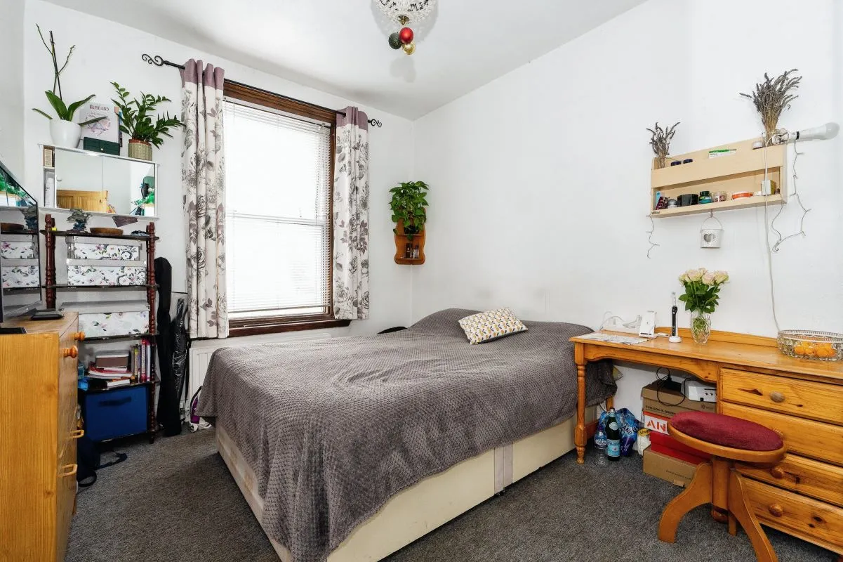 Cassiobury Road, London, E17 7JD - The free online property sales service.