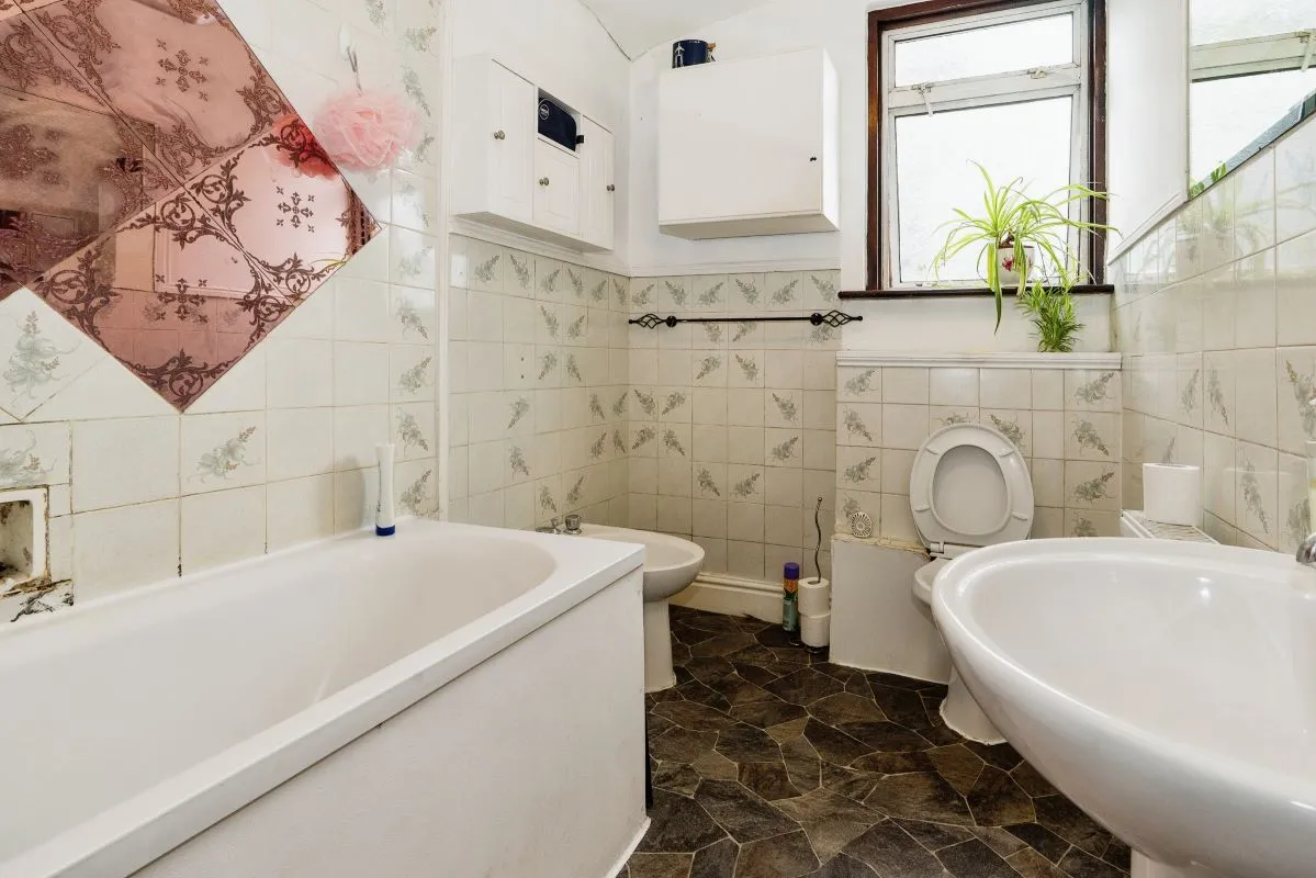 Cassiobury Road, London, E17 7JD - The free online property sales service.