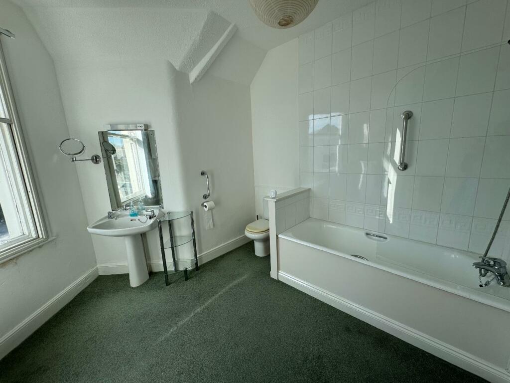 4 bed Detached