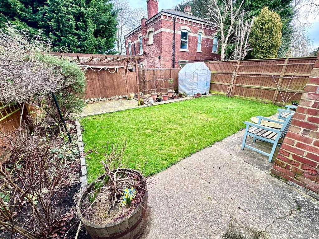 4 bed Semi-Detached