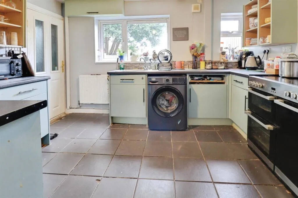 3 bed End of Terrace