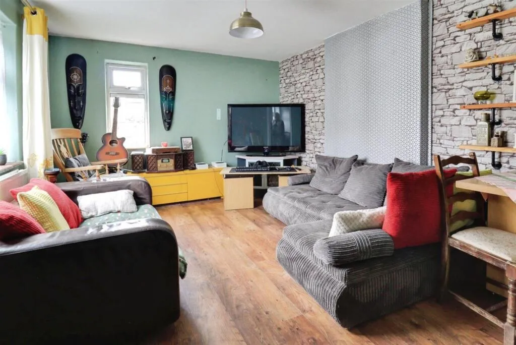 3 bed End of Terrace