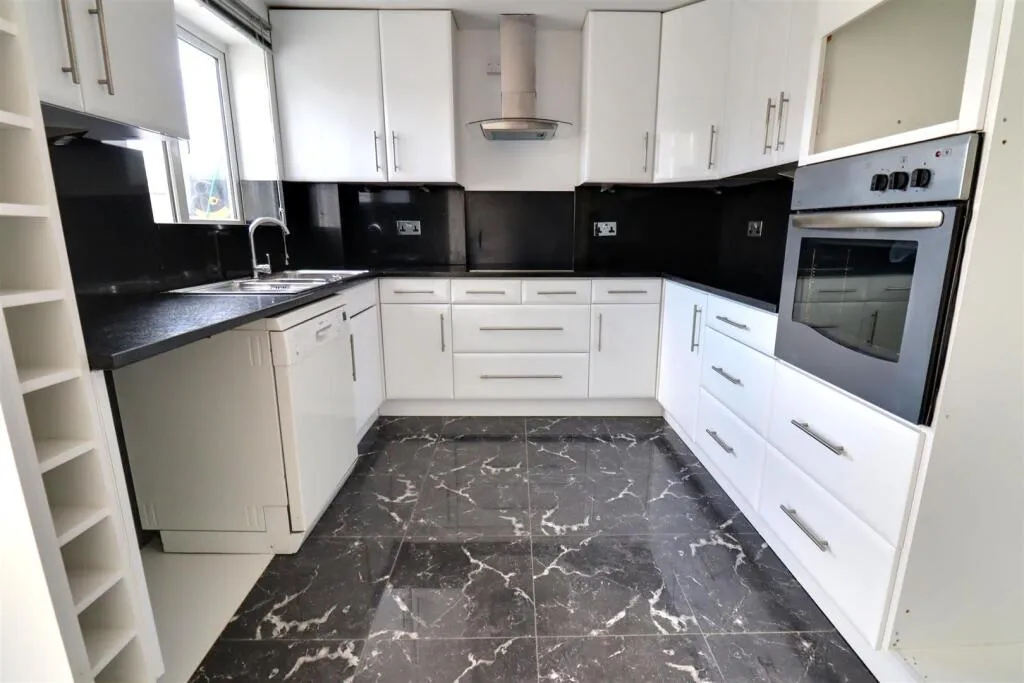 2 bed Link Detached House