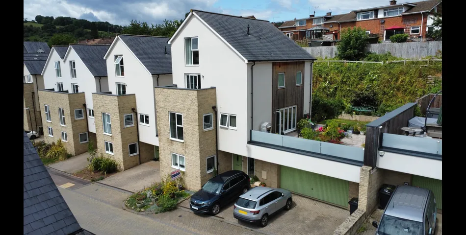 2,400 Sq.Ft Five Bedroom, Four Bathroom Link- Detached Town House Laid Out Over Four Floors