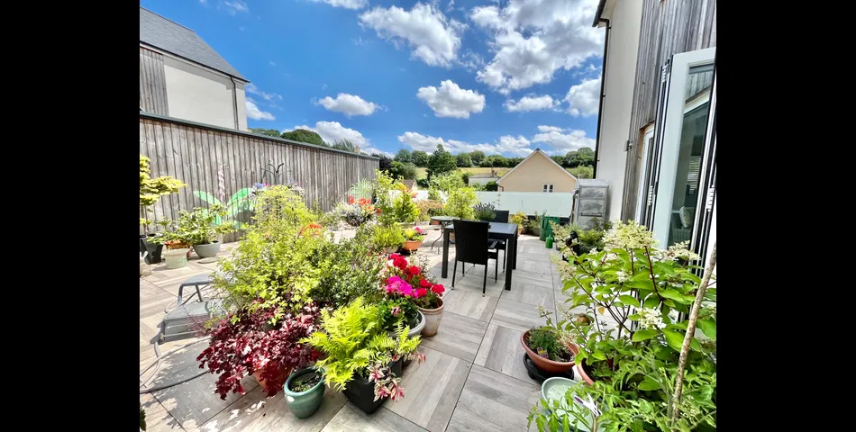 2,400 Sq.Ft Five Bedroom, Four Bathroom Link- Detached Town House Laid Out Over Four Floors