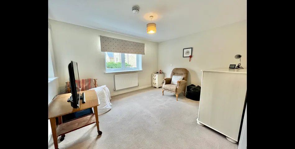 2,400 Sq.Ft Five Bedroom, Four Bathroom Link- Detached Town House Laid Out Over Four Floors