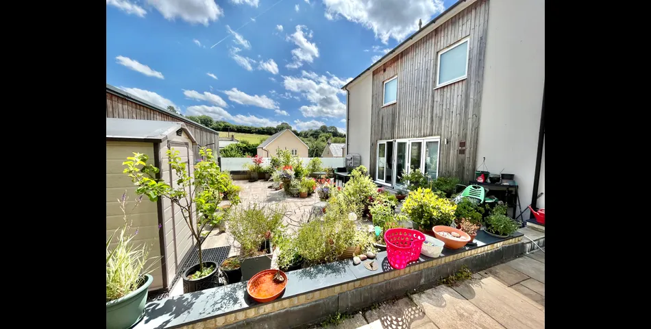 2,400 Sq.Ft Five Bedroom, Four Bathroom Link- Detached Town House Laid Out Over Four Floors