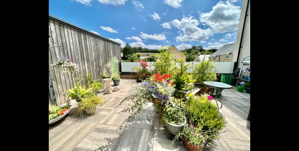 2,400 Sq.Ft Five Bedroom, Four Bathroom Link- Detached Town House Laid Out Over Four Floors