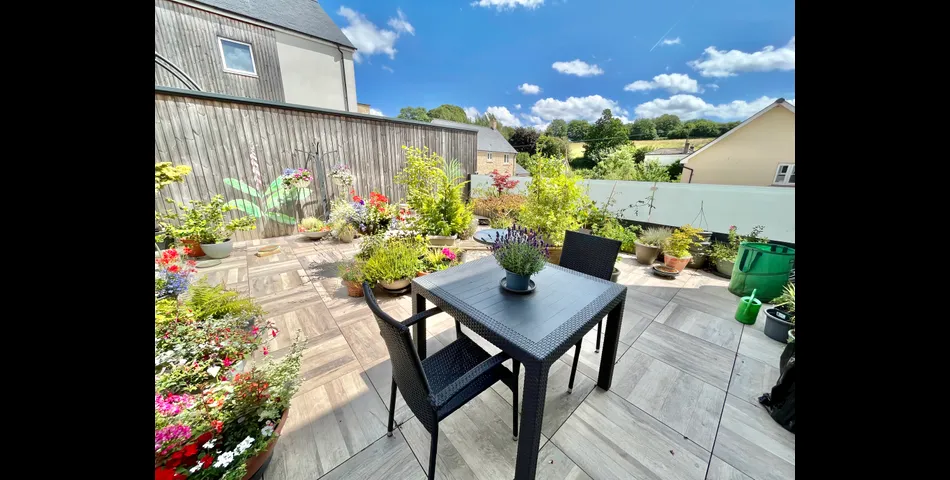 2,400 Sq.Ft Five Bedroom, Four Bathroom Link- Detached Town House Laid Out Over Four Floors