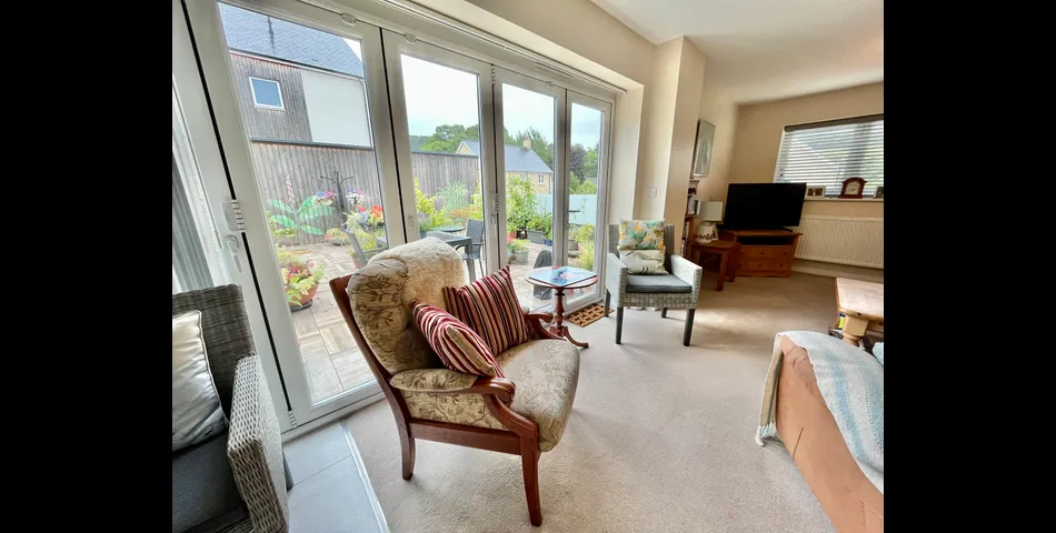 2,400 Sq.Ft Five Bedroom, Four Bathroom Link- Detached Town House Laid Out Over Four Floors