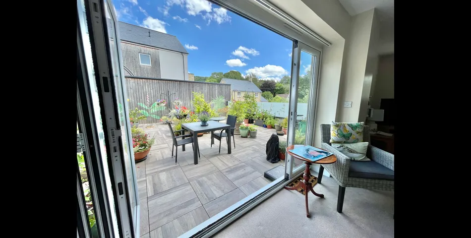 2,400 Sq.Ft Five Bedroom, Four Bathroom Link- Detached Town House Laid Out Over Four Floors