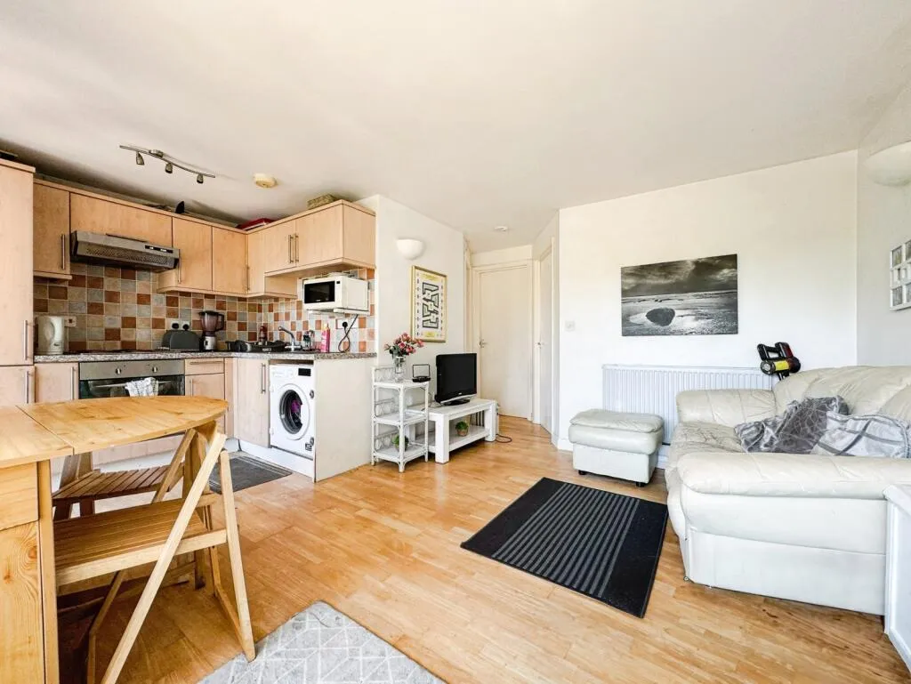 2 bed Ground Flat