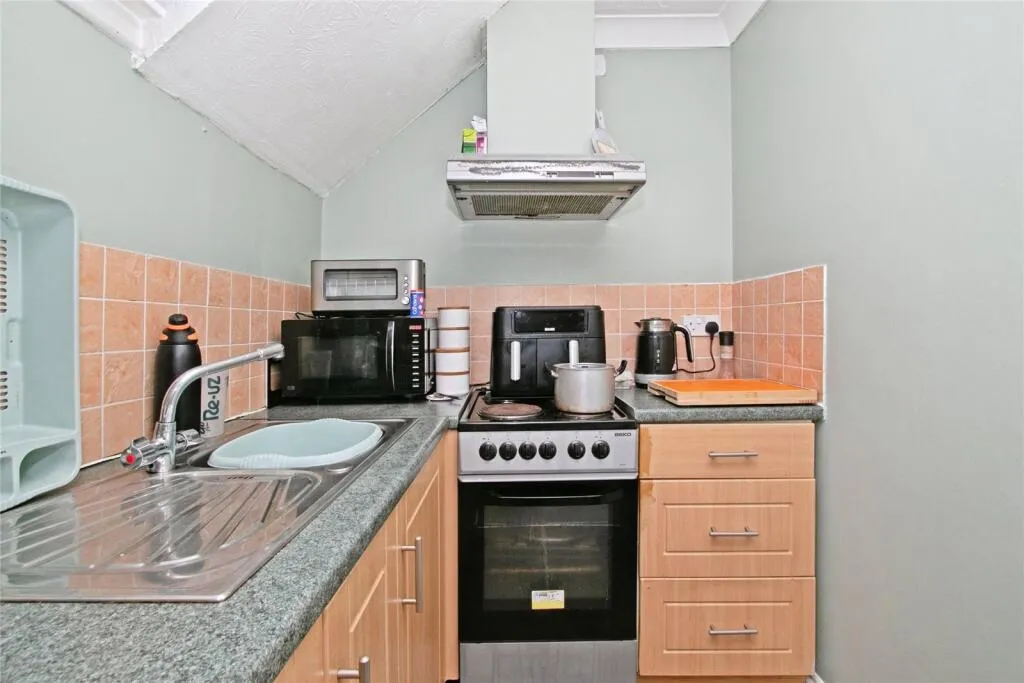 6 bed Block of Apartments