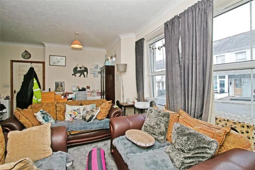 6 bed Block of Apartments