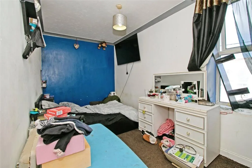 6 bed Block of Apartments