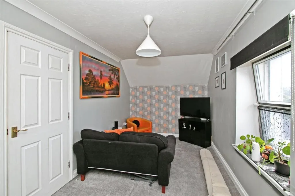 6 bed Block of Apartments