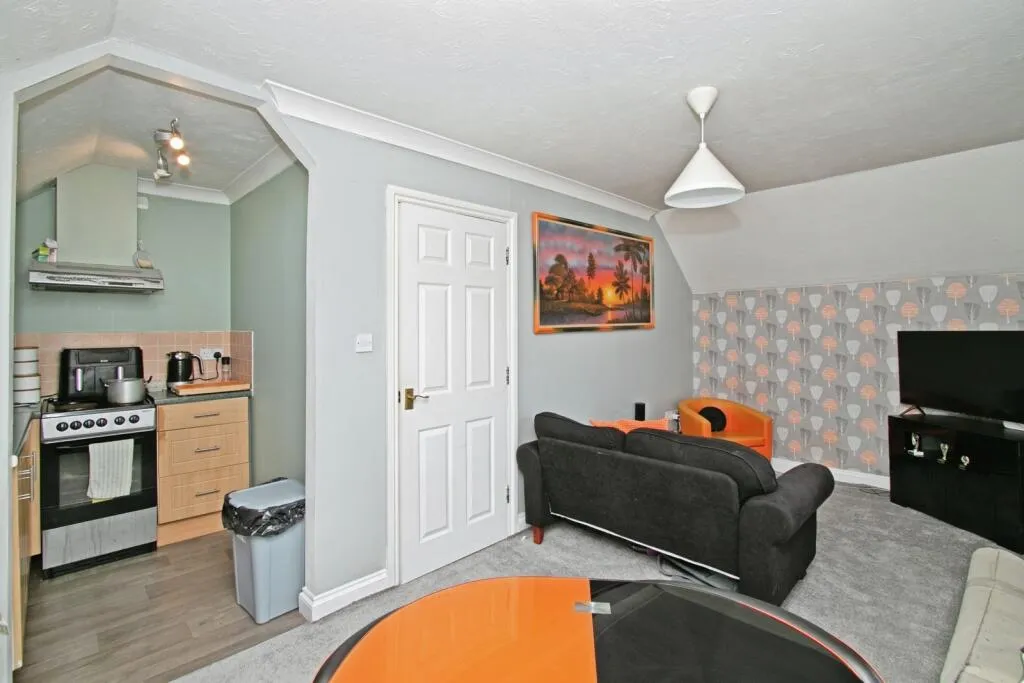 6 bed Block of Apartments