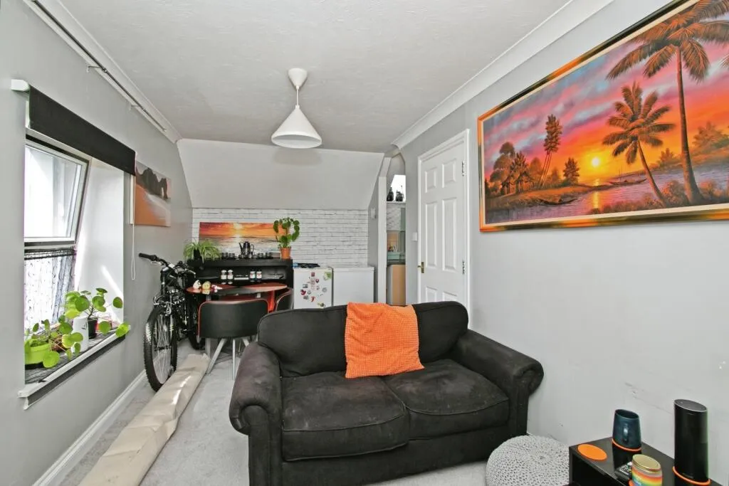 6 bed Block of Apartments