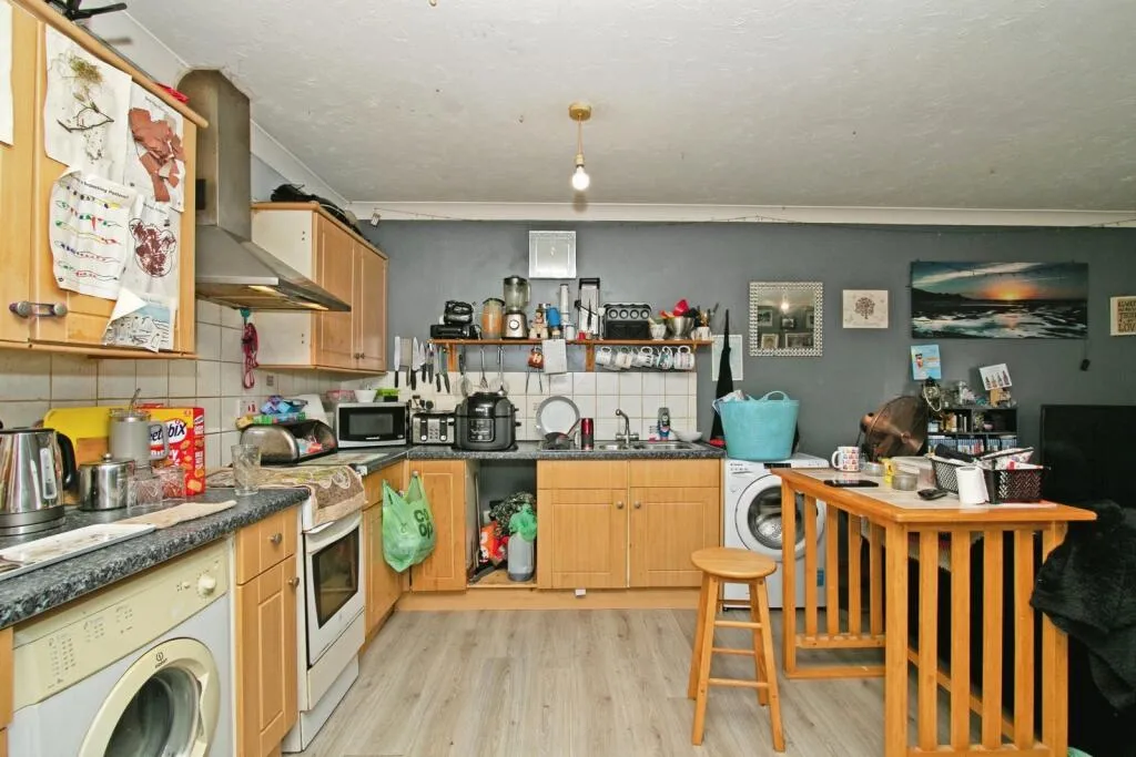 6 bed Block of Apartments
