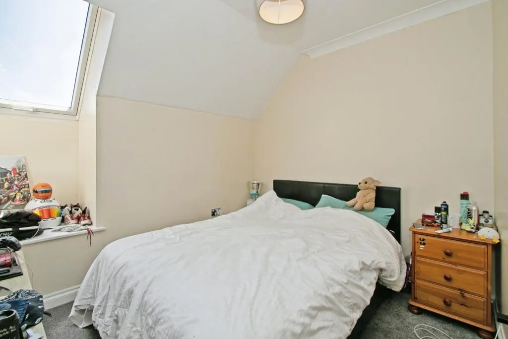 6 bed Block of Apartments