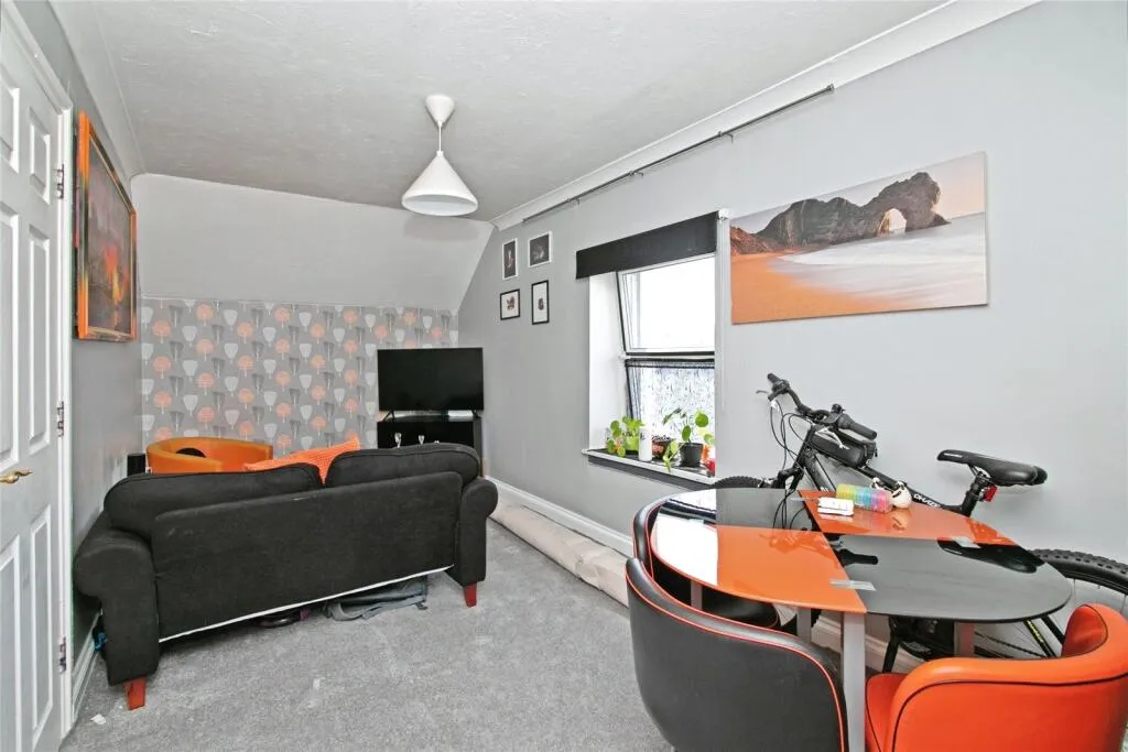 6 bed Block of Apartments