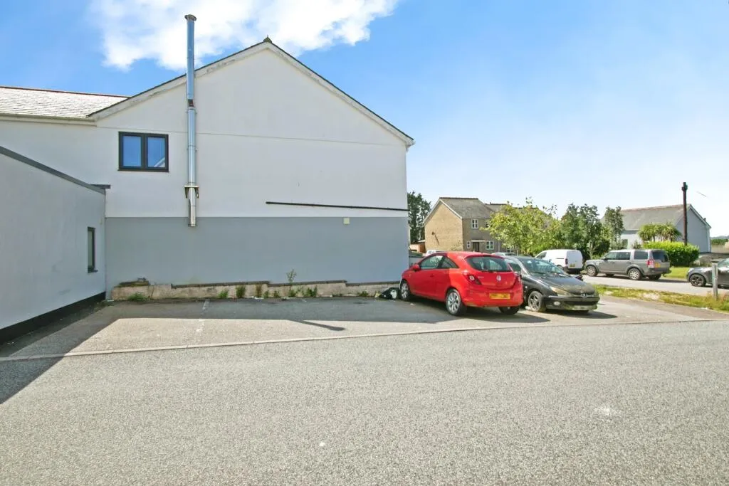 6 bed Block of Apartments