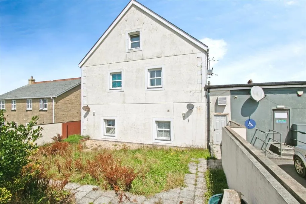 6 bed Block of Apartments