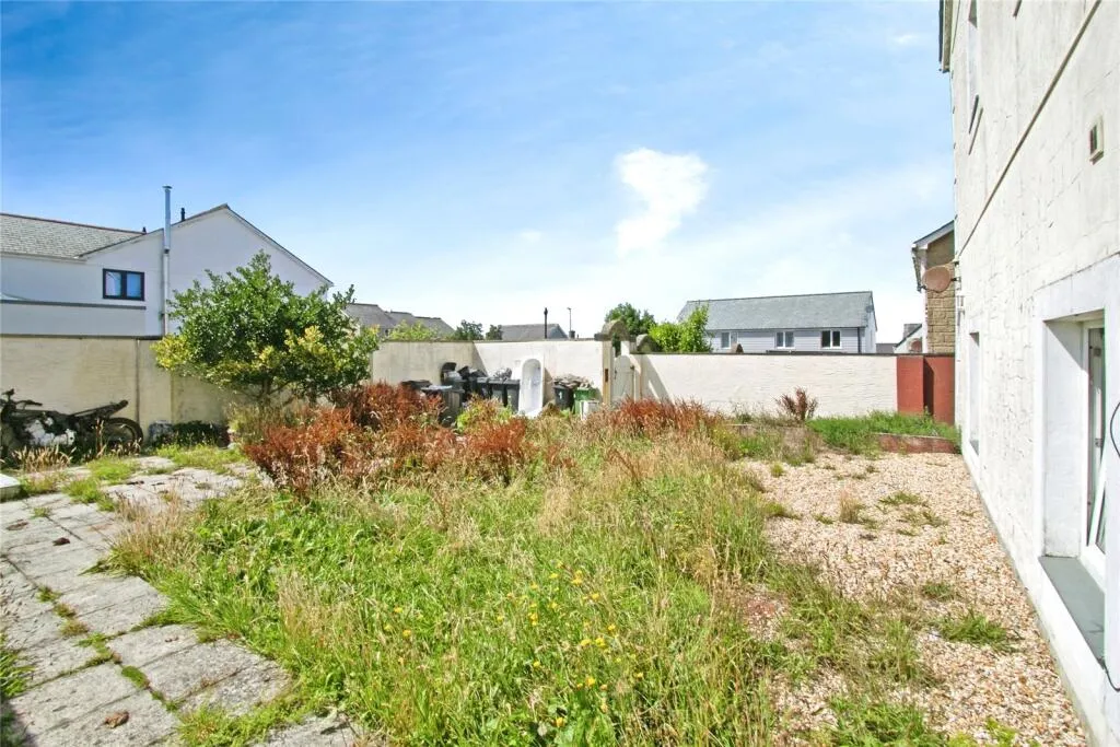6 bed Block of Apartments