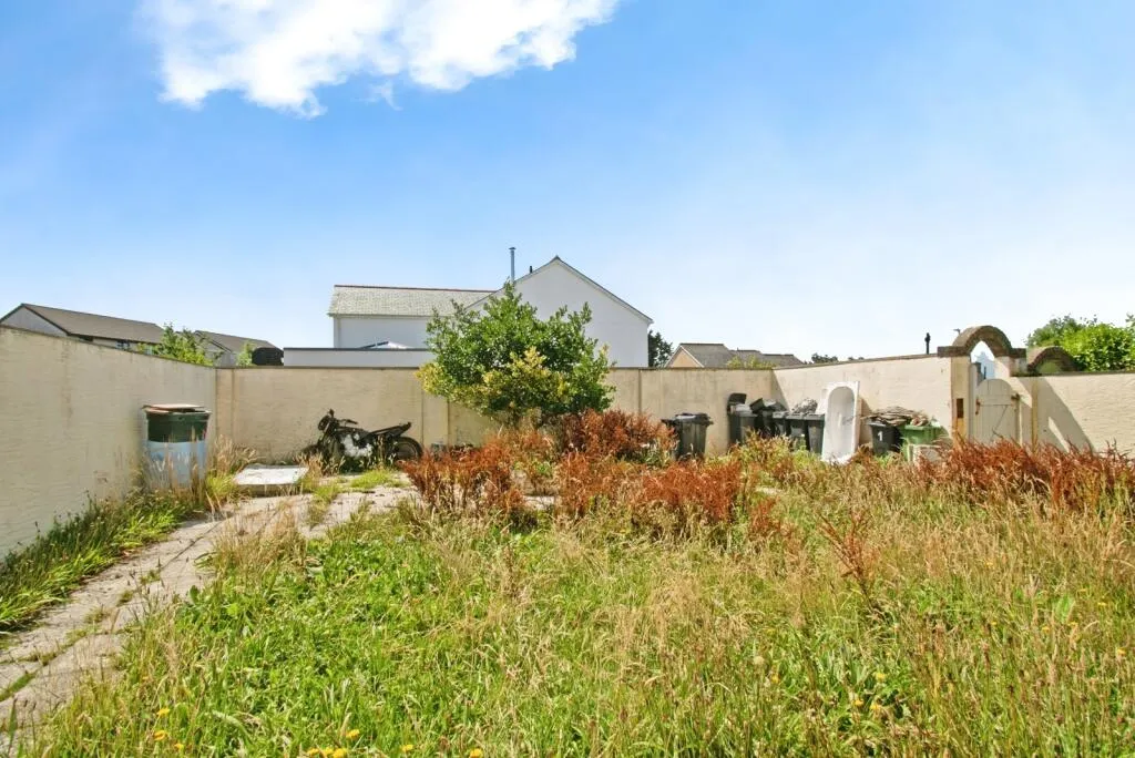 6 bed Block of Apartments