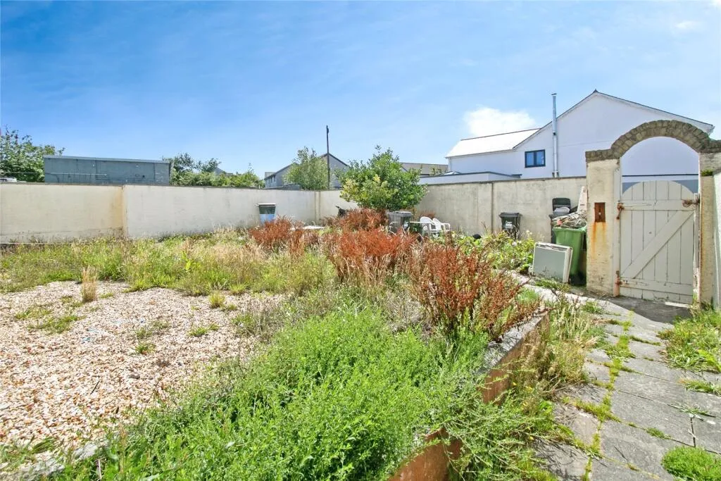 6 bed Block of Apartments