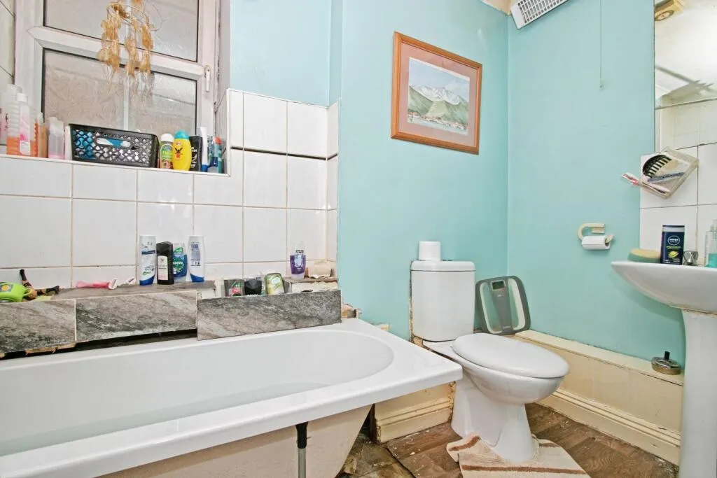 6 bed Block of Apartments
