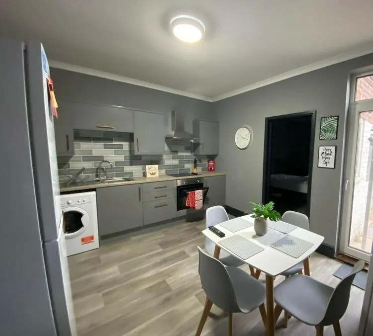 5 bedroom Terraced House in Burton-On-Trent