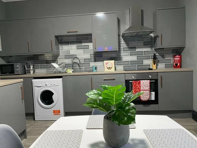 5 bedroom Terraced House in Burton-On-Trent