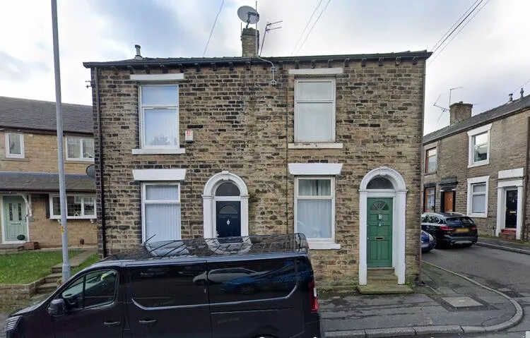 2 bedroom Semi-detached house in Oldham