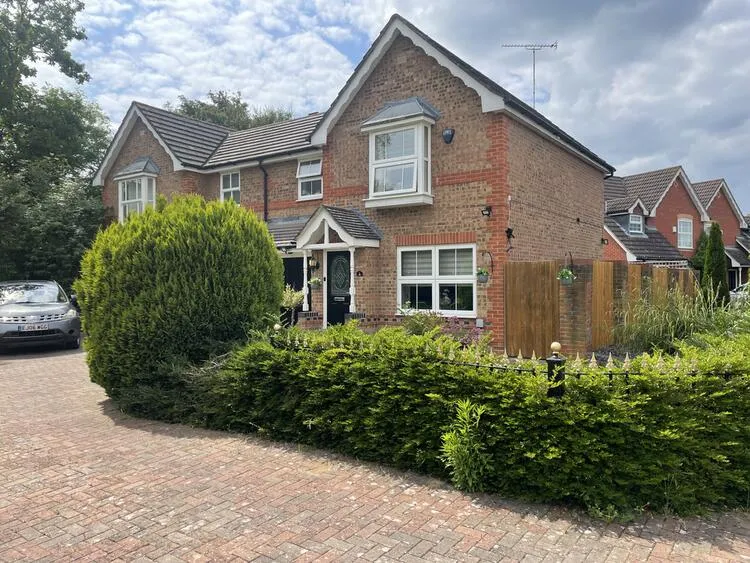 3 bedroom Semi-detached house in Loughton