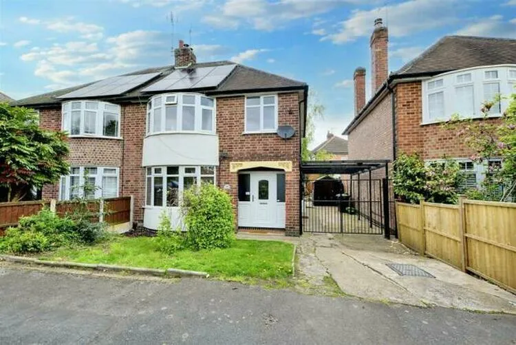 3 bedroom Semi-detached house in Nottingham