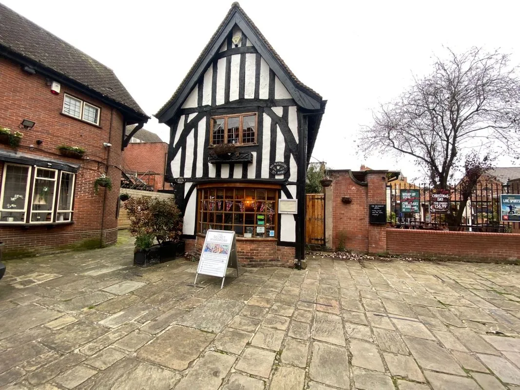 4 Queens Head Court, Newark, Nottinghamshire, NG24 1EL