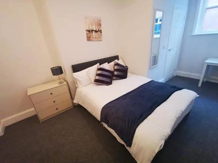 8 bedroom End of terrace house in Derby