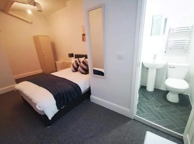 8 bedroom End of terrace house in Derby
