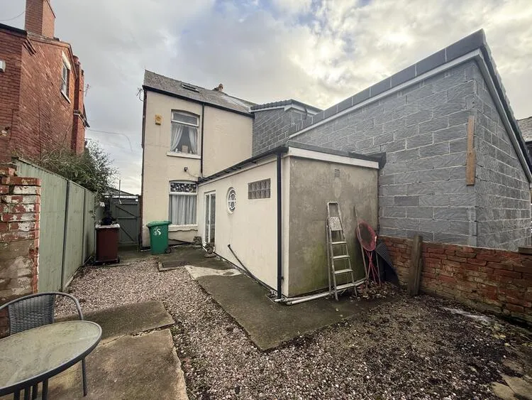 3 bedroom Semi-detached house in Nottingham