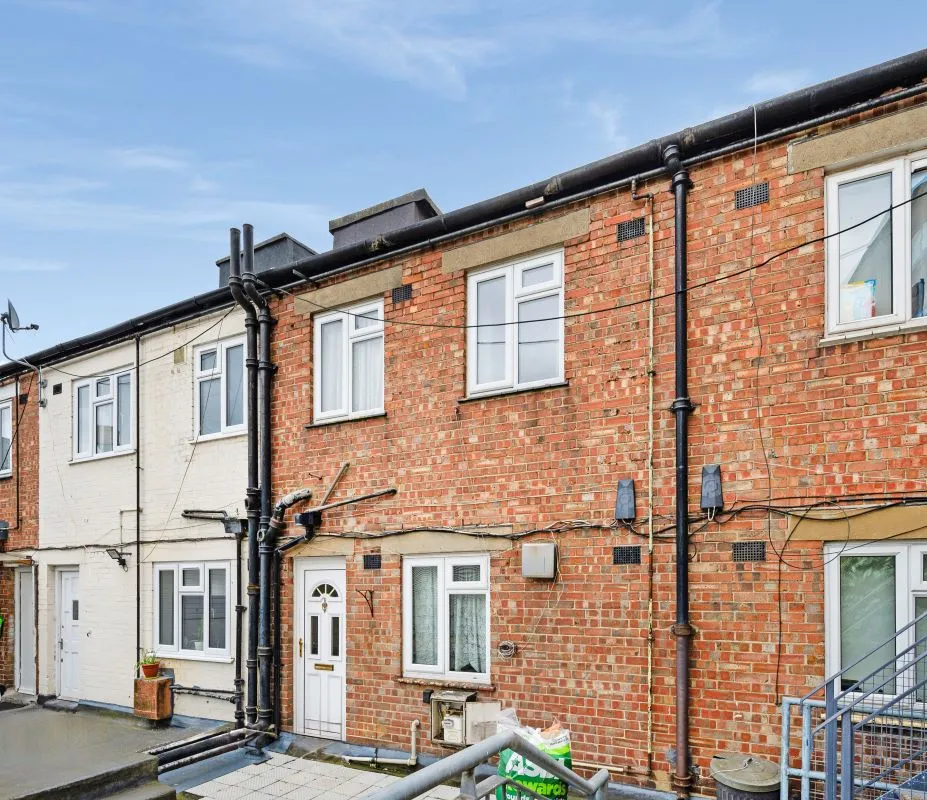 14A Wilton Parade, High Street, Feltham, Middlesex, TW13 4BU