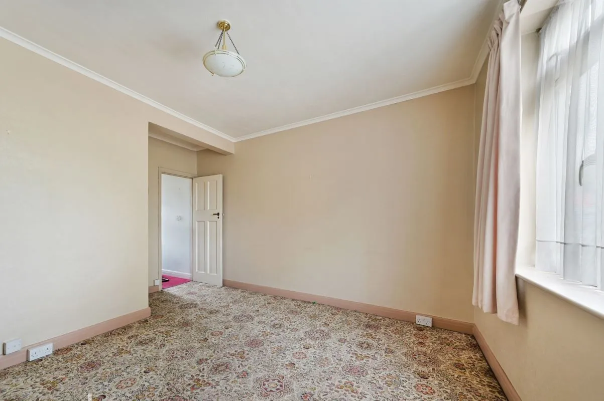 14A Wilton Parade, High Street, Feltham, Middlesex, TW13 4BU