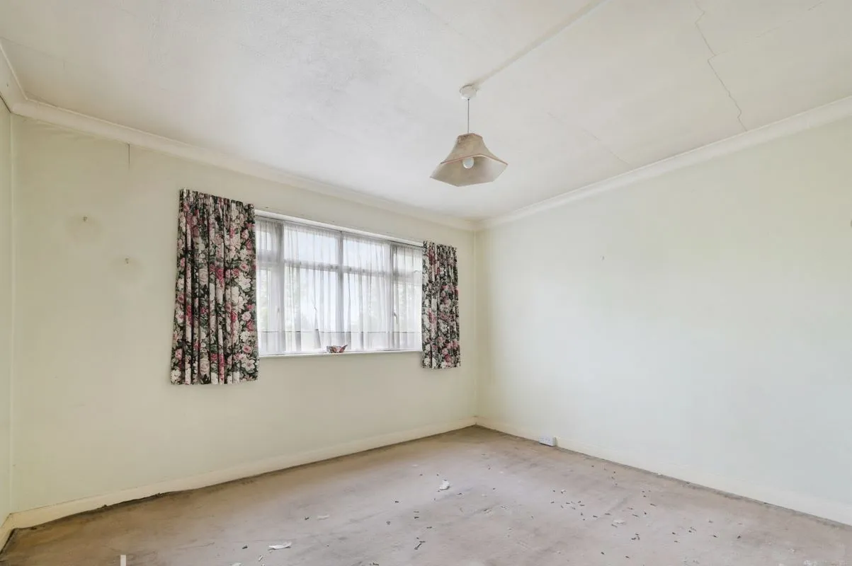 14A Wilton Parade, High Street, Feltham, Middlesex, TW13 4BU