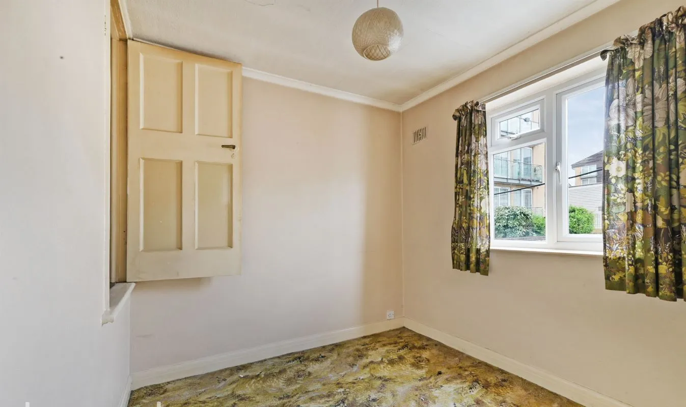 14A Wilton Parade, High Street, Feltham, Middlesex, TW13 4BU