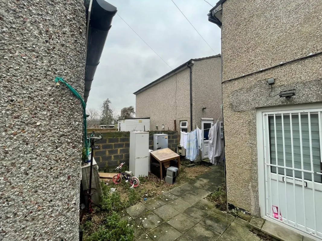 2D Barrington Road, Manor Park, London, E12 6JH